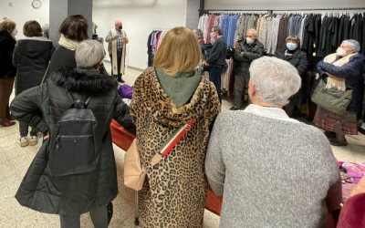 Inauguració de la nova botiga de La Troballa, amb l'assistència de voluntaris de Càritas/ Cedida Càritas